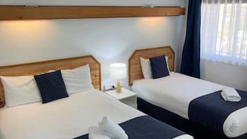 Habitación estándar con 2 camas individuales | 1 dormitorio, escritorio, tabla de planchar con plancha y wifi gratis