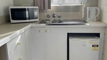 Frigorífico pequeño, microondas, cafetera o tetera y hervidor eléctrico