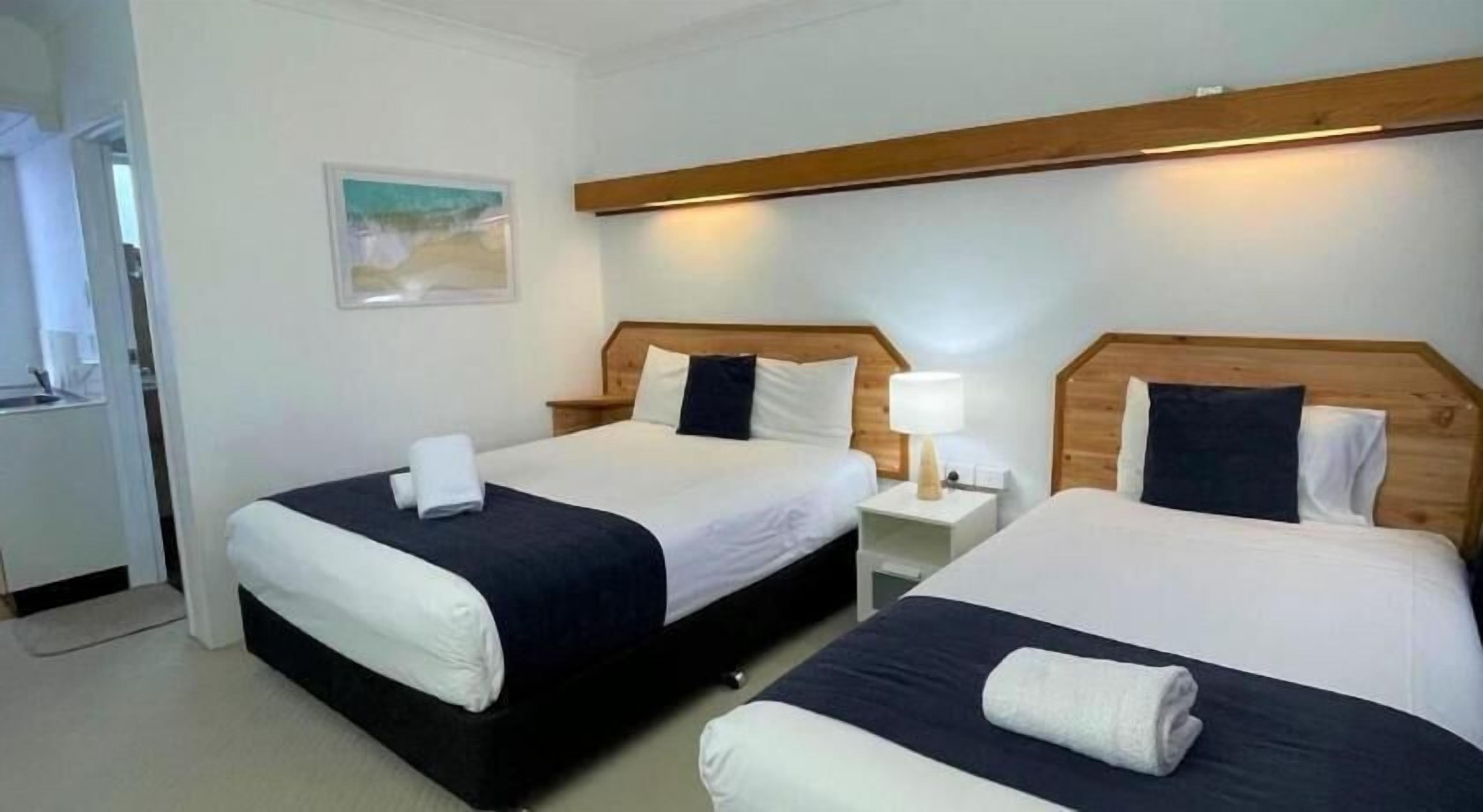 Meja, seterika/papan seterika, Wi-fi percuma, cadar katil 