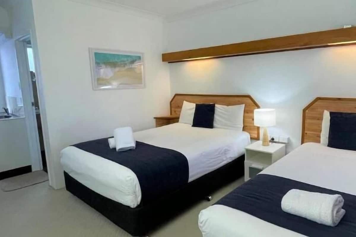 デスク、アイロン / アイロン台、WiFi (無料)、ベッドシーツ