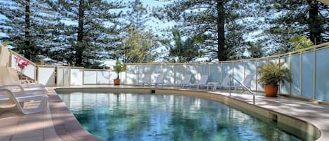 Ulkouima-allas avoinna 8.30–20.00, aurinkotuoleja