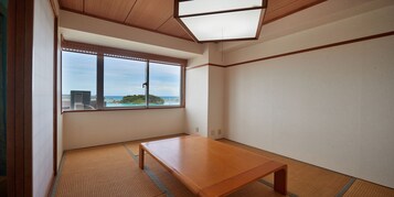 办公桌、笔记本电脑工作区、遮光窗帘、免费 WiFi