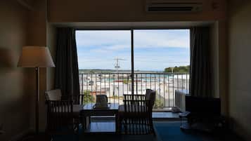 1 bedroom, desk, laptop workspace, blackout drapes