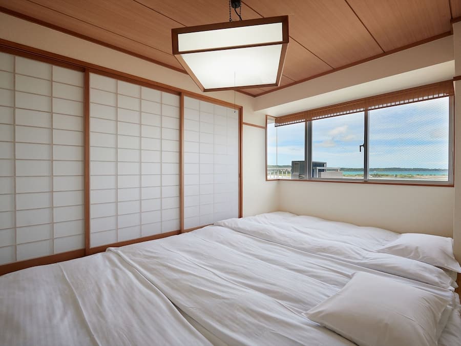 Escrivaninha, espaço de trabalho para notebook, cortinas blackout