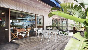 Breakfast, lunch, dinner served; Regional cuisine