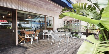 Breakfast, lunch, dinner served; Regional cuisine 