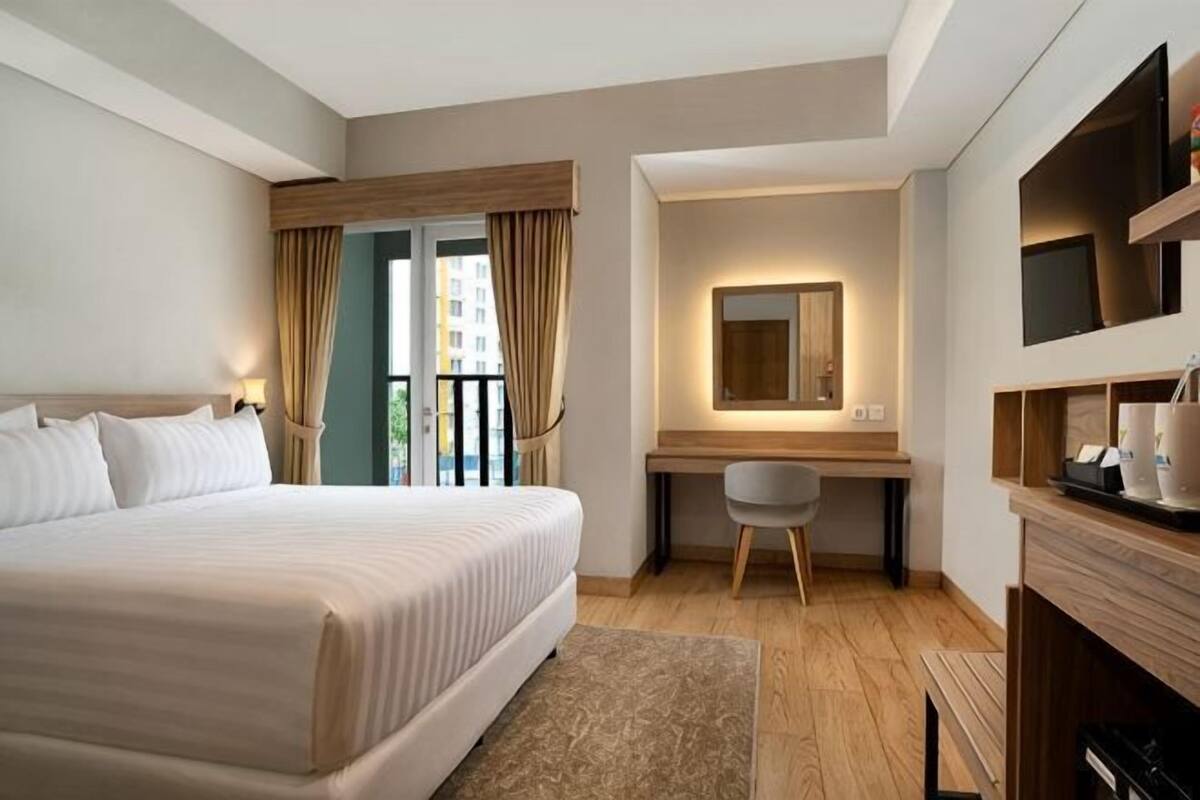 Bộ đồ giường cao cấp, nệm Select Comfort, két bảo mật tại phòng, bàn 