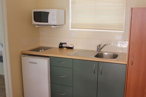 Fridge, microwave, coffee/tea maker, cookware/dishes/utensils - Bks Egmont Motor Lodge (New Plymouth)
