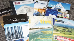 Une collection de brochures et de magazines aux couvertures et aux contenus variés, dont une intitulée « Skywatch » et une autre « Taranaki Comeback ».