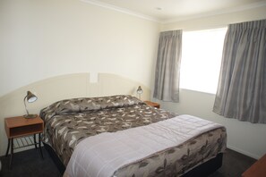 3 Bedroom Unit | Desk, soundproofing, iron/ironing board, free WiFi - Bks Egmont Motor Lodge (New Plymouth)