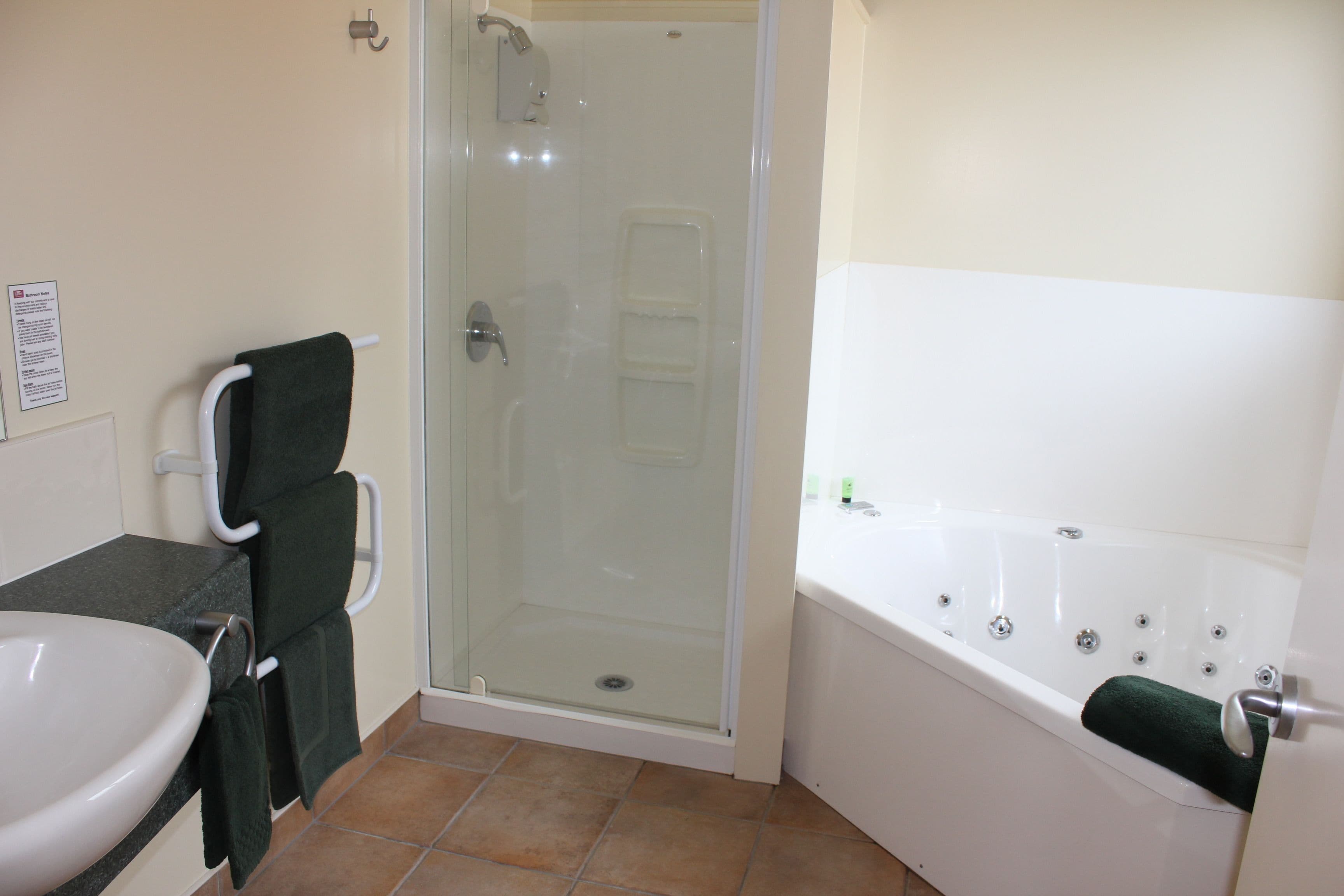 Executive Spa Studio | Bathroom | Free toiletries, hair dryer, towels