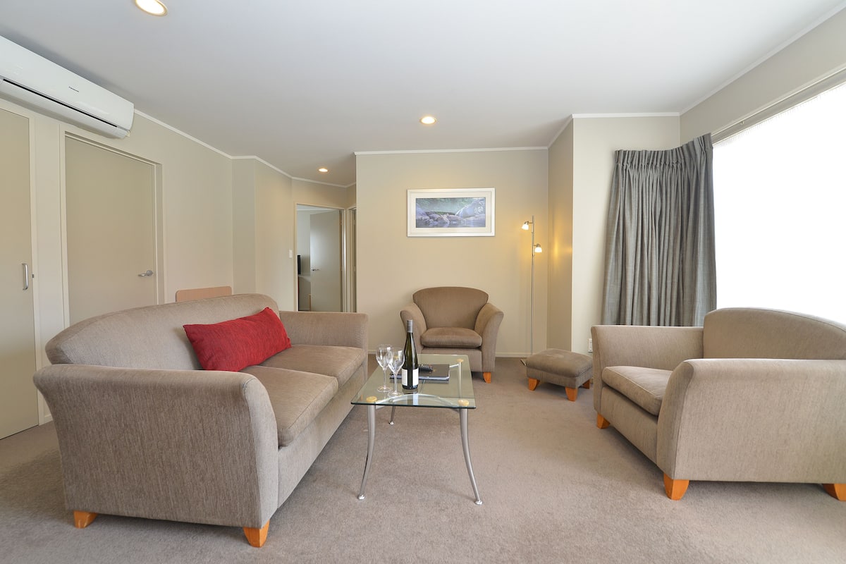 Apartment, 2 Bedrooms | 1 bedroom, premium bedding, desk, laptop workspace