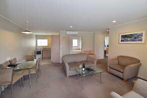 Appartement, 2 slaapkamers | Luxe beddengoed, een bureau, een laptopwerkplek, geluiddichte muren