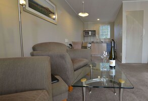 开间 | 高档床上用品、办公桌、笔记本电脑工作区、隔音