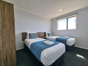 Ropa de cama de alta calidad y caja de seguridad en la habitación 