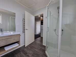 Departamento familiar, 2 habitaciones | Baño | Regadera, amenidades de baño gratuitas, secadora de cabello, toallas 
