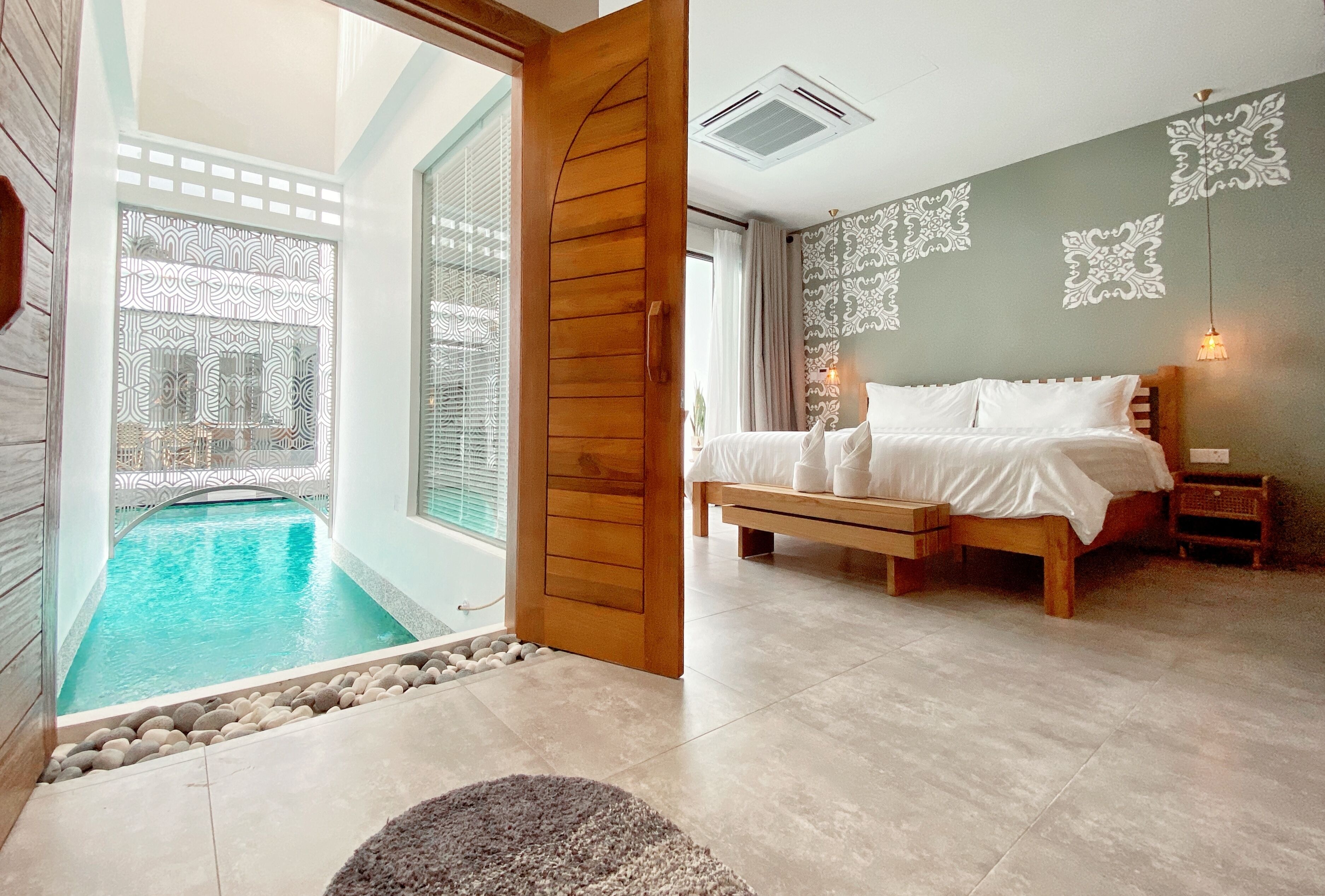 Free minibar, in-room safe, iron/ironing board, free WiFi