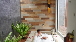 One Bedroom Villa with Private Deluxe Pool | 전신 욕조