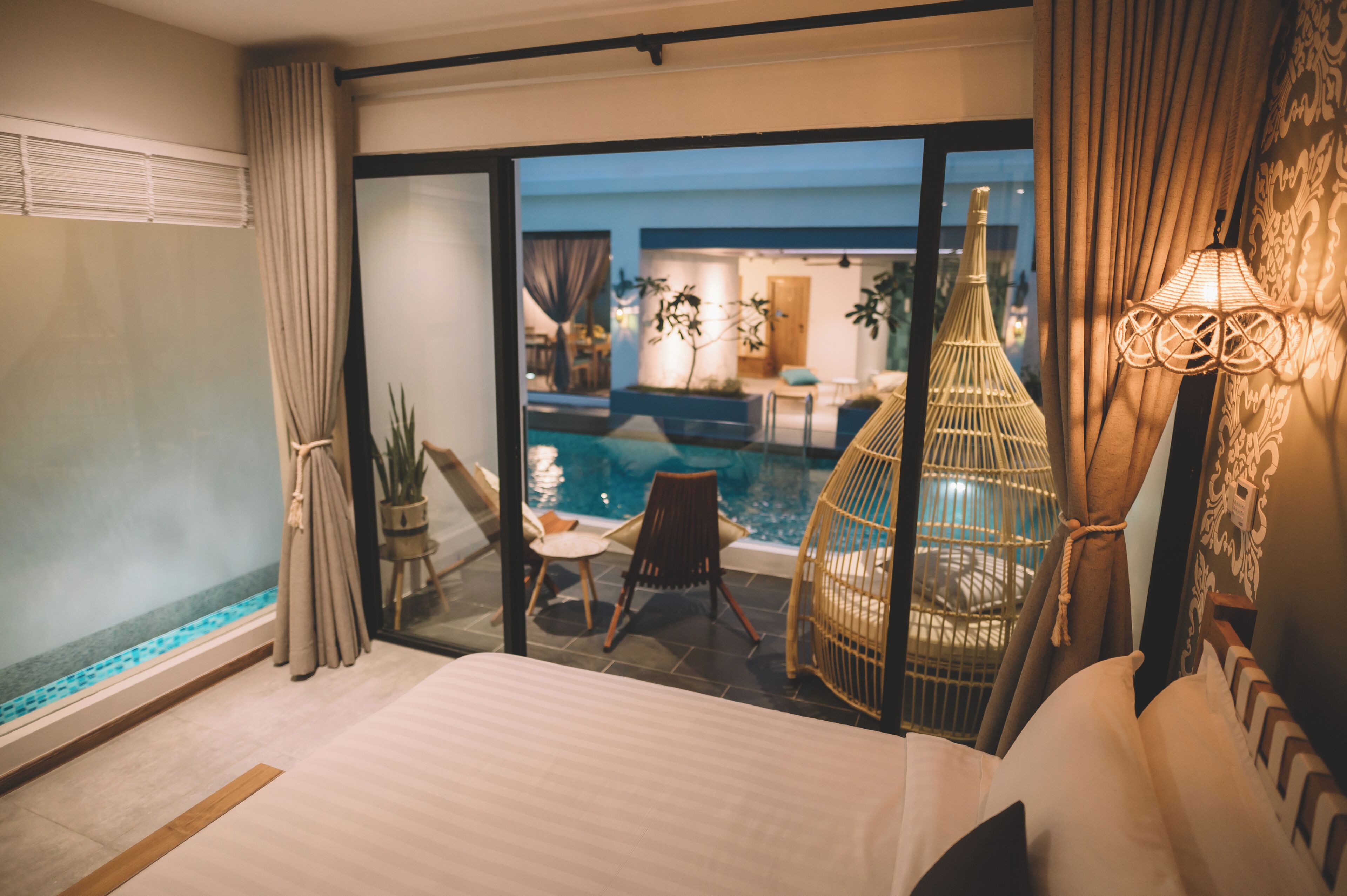 Free minibar, in-room safe, iron/ironing board, free WiFi