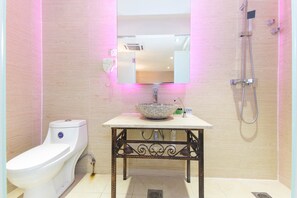 Family Suite | Bathroom | Shower, free toiletries, hair dryer, bidet - Victory Exclusive Hotel (Kuala Lumpur)