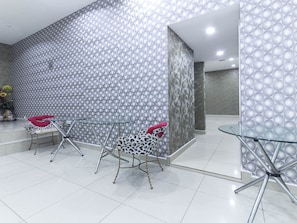 Coin salon dans le hall