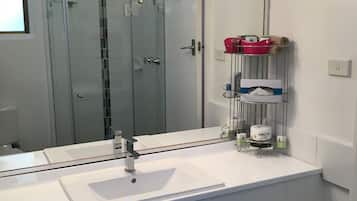 Family Room 4 | Bathroom | Shower, free toiletries, hair dryer, towels