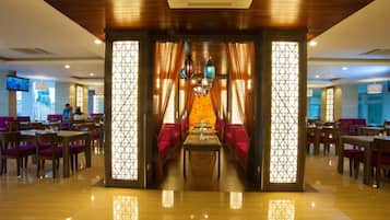 4 restaurants, breakfast, lunch, dinner served; international cuisine