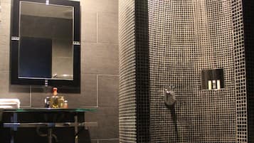 Standard Room | Bathroom | Shower, rainfall showerhead, free toiletries, hair dryer
