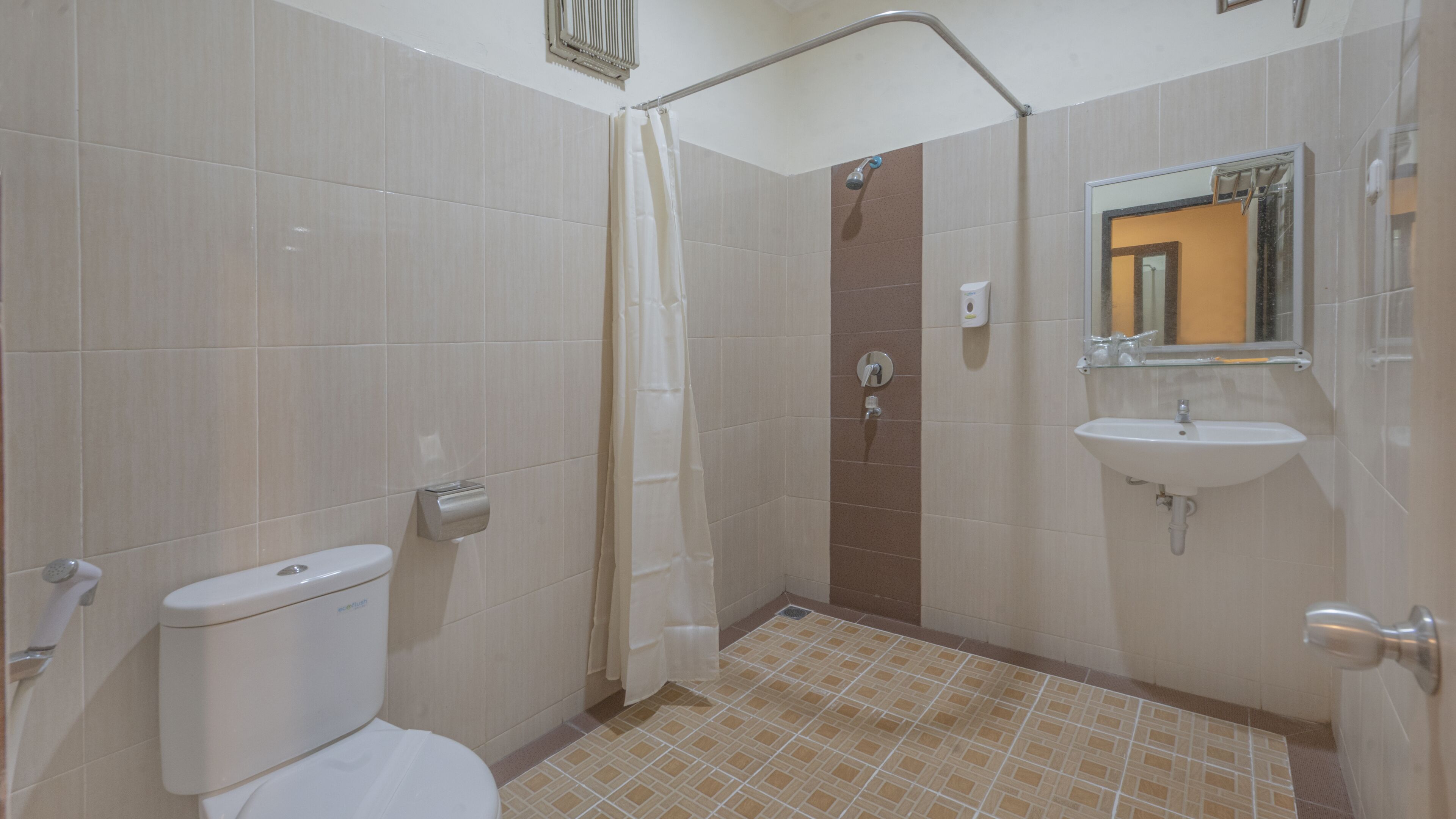 Une salle de bain avec des toilettes, une douche et un lavabo.