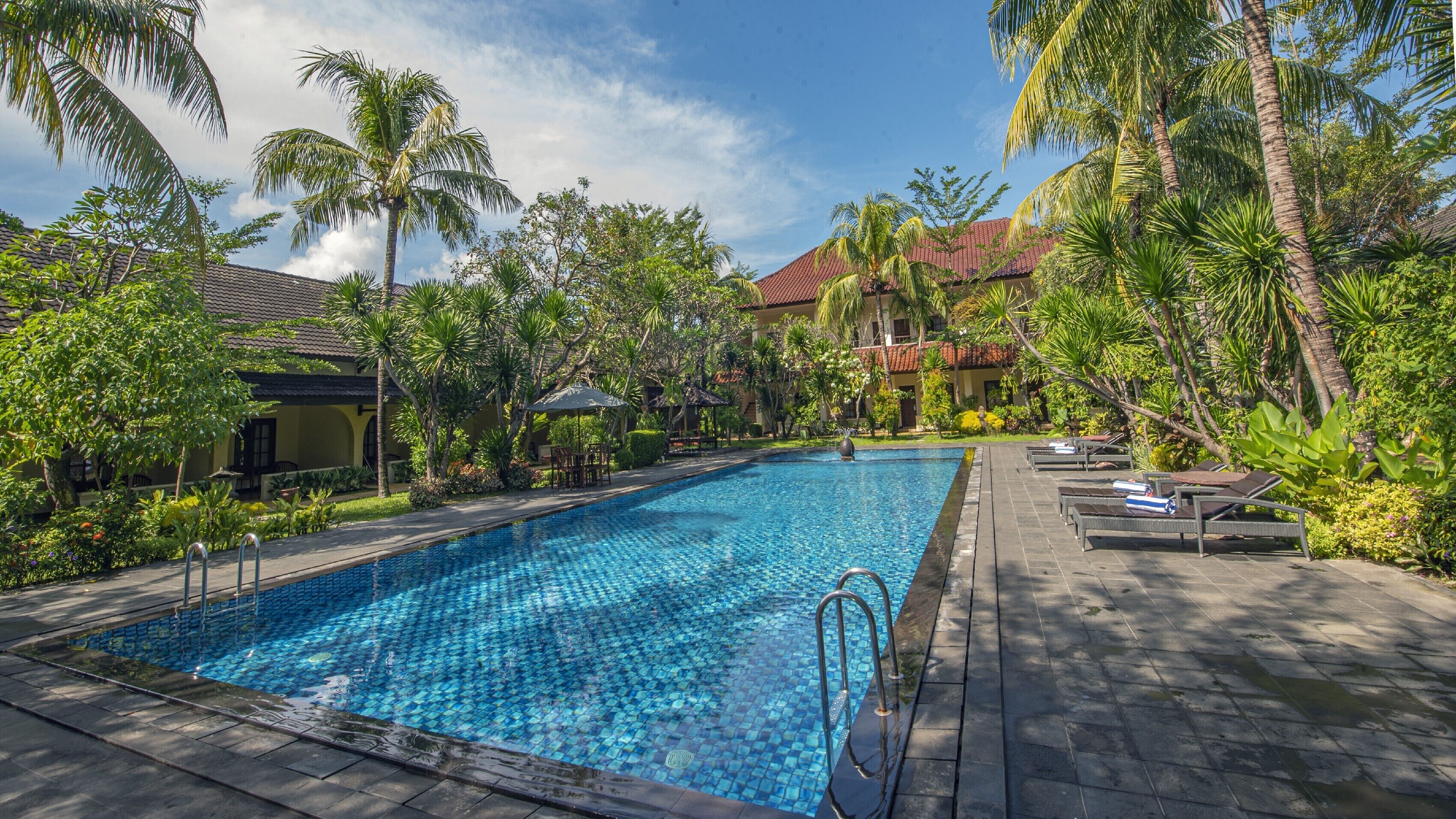 Cottage King Room Pool Access | Balcony view