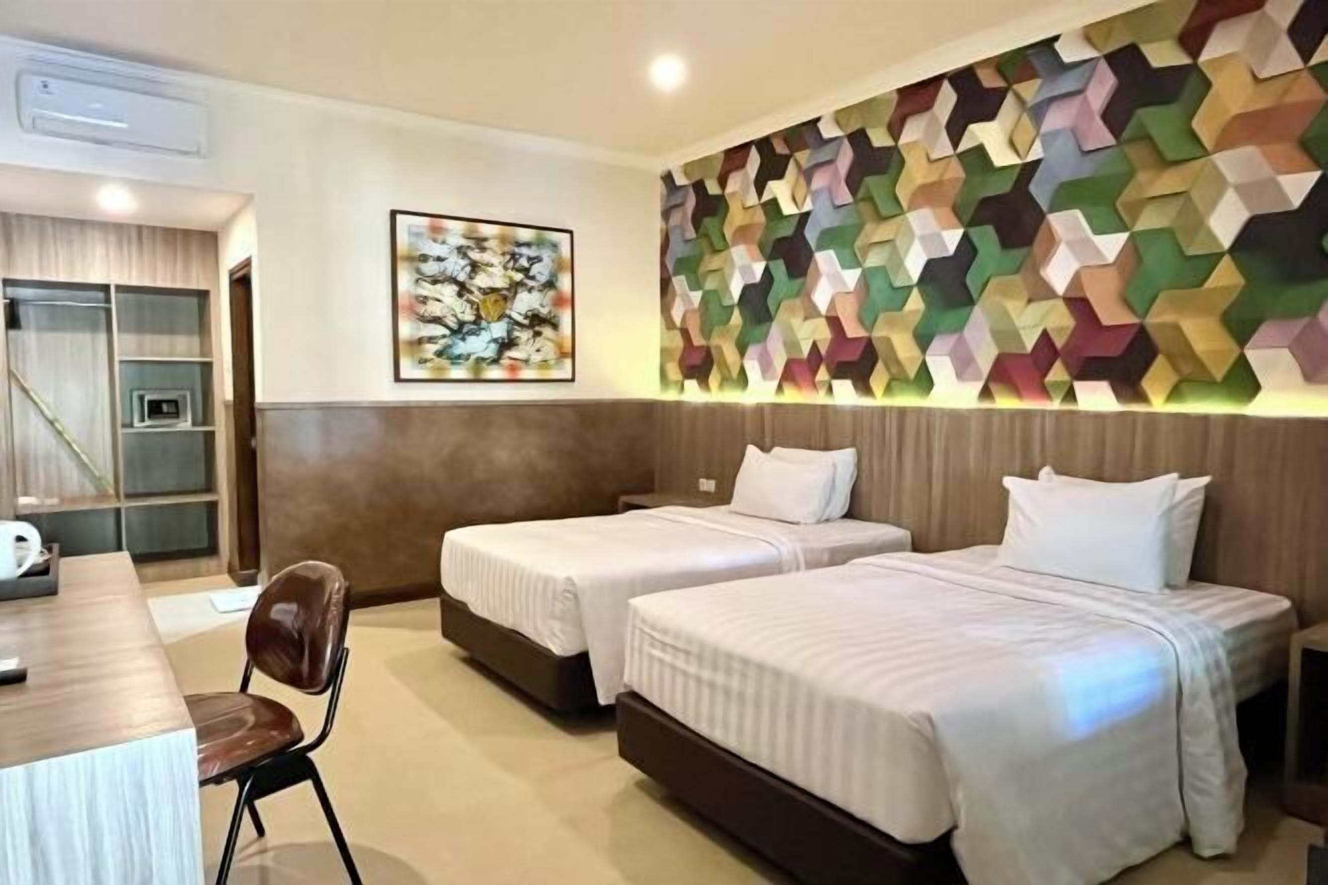 Safe på rommet, skrivebord, wi-fi (inkludert) og sengetøy