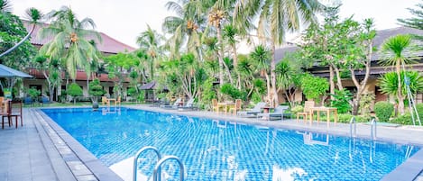 2 albercas al aire libre