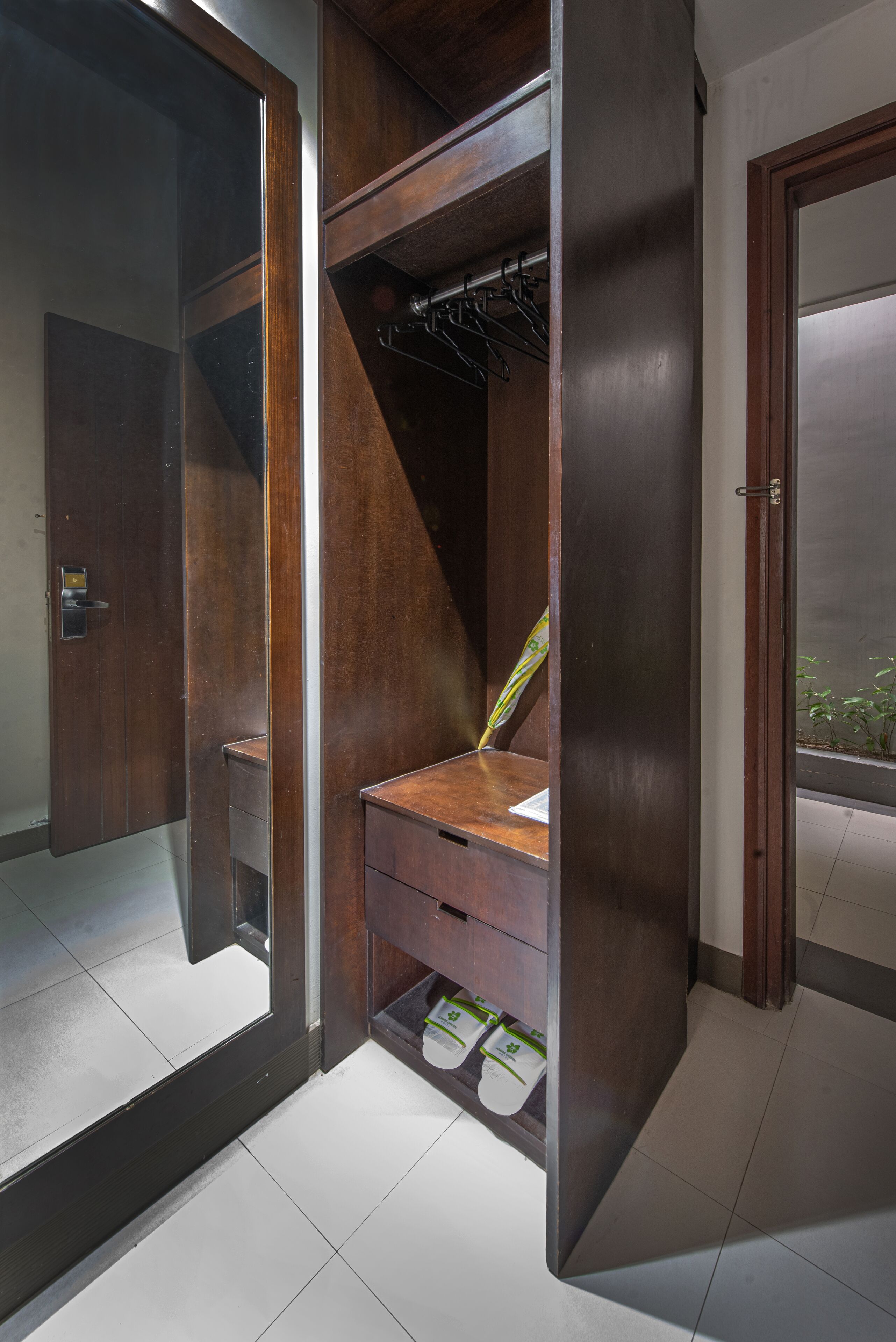 豪華雙床房 | 房內夾萬、書桌、免費 Wi-Fi、床單