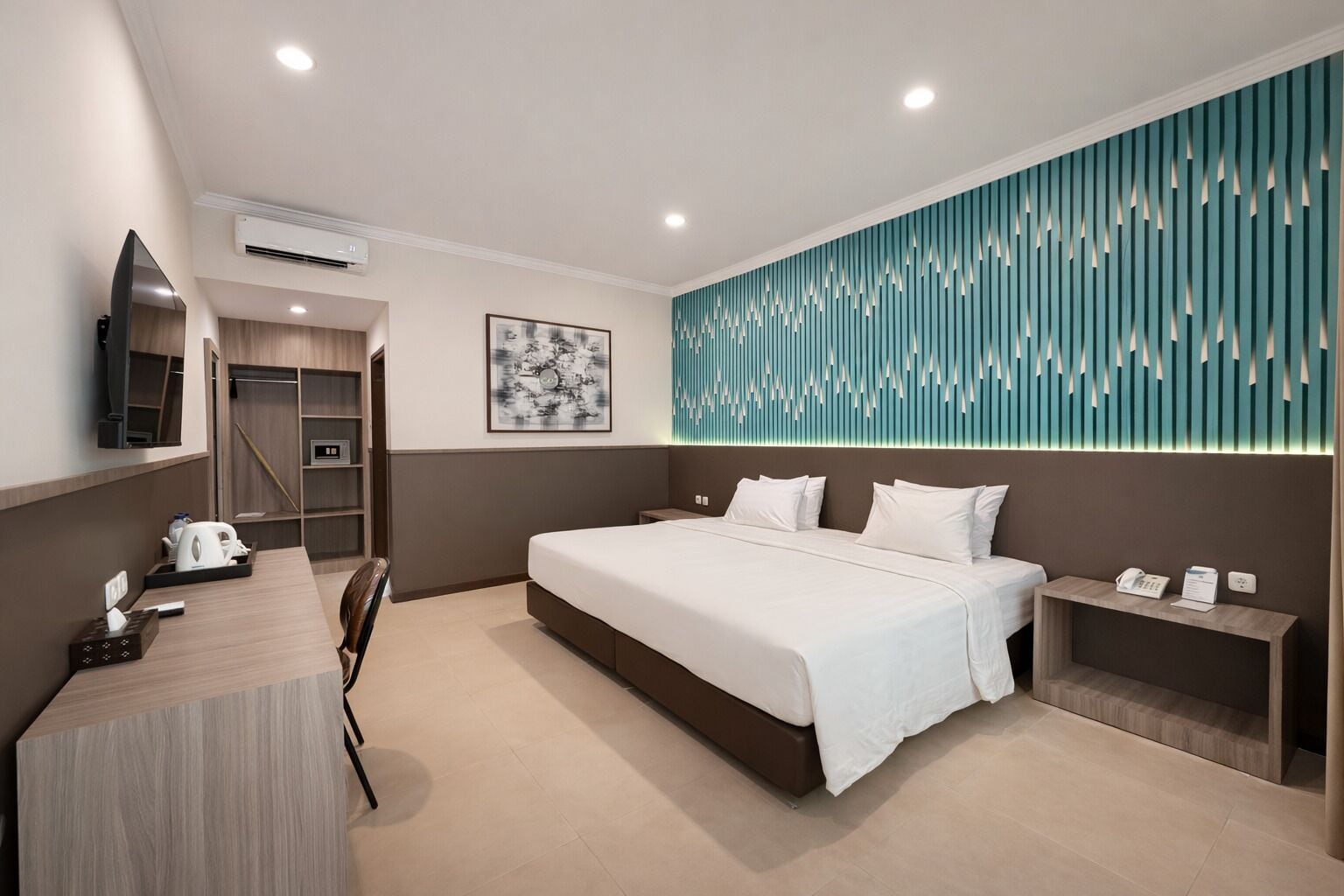 Kamer, 1 kingsize bed | Een kluis op de kamer, een bureau, gratis wifi, beddengoed