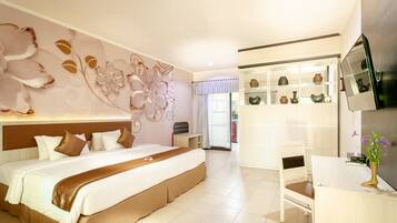 Quarto executivo (Sasak Suite Room) | Cofres nos quartos, escrivaninha, Wi-Fi de cortesia, roupa de cama