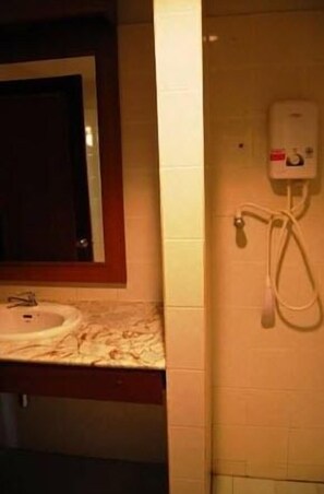 Standard Room | Bathroom | Shower, free toiletries, towels - Aloha Apartment (Koh Samui)