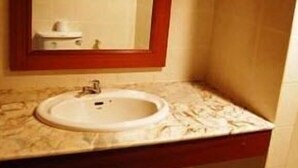 Standard Room | Bathroom sink - Aloha Apartment (Koh Samui)
