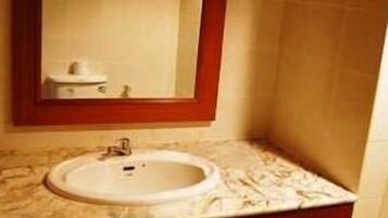 Habitación estándar | Lavabo en el baño