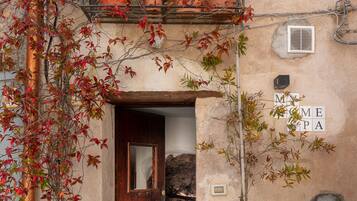 Vista frontal de la propiedad