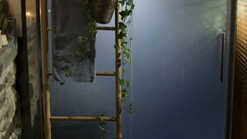 Exclusive Suite, 1 Double Bed (Spa Privata) | Bathroom | Free toiletries, hair dryer, towels