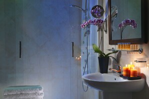Bruser, brusehoved med hydromassage, gratis toiletartikler, hårtørrer