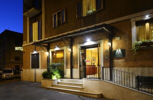 Facciata della struttura - sera/notte