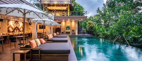 Piscine extérieure, chaises longues