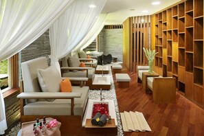 Couples treatment rooms, body treatments, aromatherapy, body scrubs