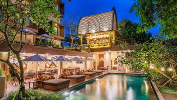 Outdoor pool, sun loungers