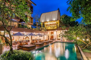 Outdoor pool, pool loungers