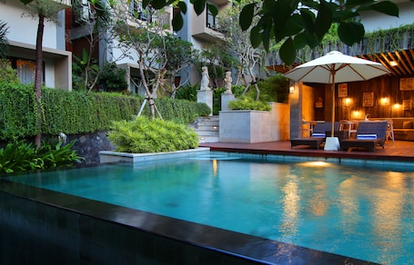 室外游泳池,日光浴躺椅