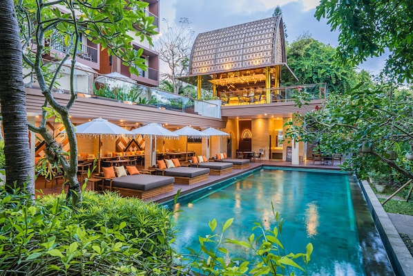Outdoor pool, pool loungers