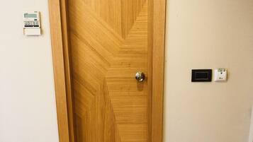 Tina con regadera, secadora de cabello, batas, pantuflas