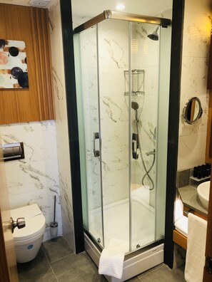 Combined shower/tub, hair dryer, bathrobes, slippers - Maywood Hotel (Istanbul)
